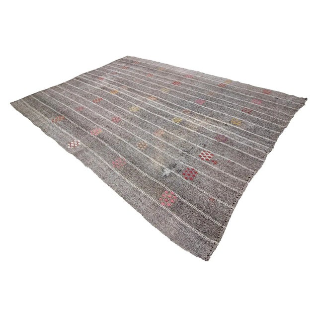 1960s Vintage Gray Embroidered Turkish Kilim Rug- 8′ × 10′9″ For Sale - Image 4 of 7