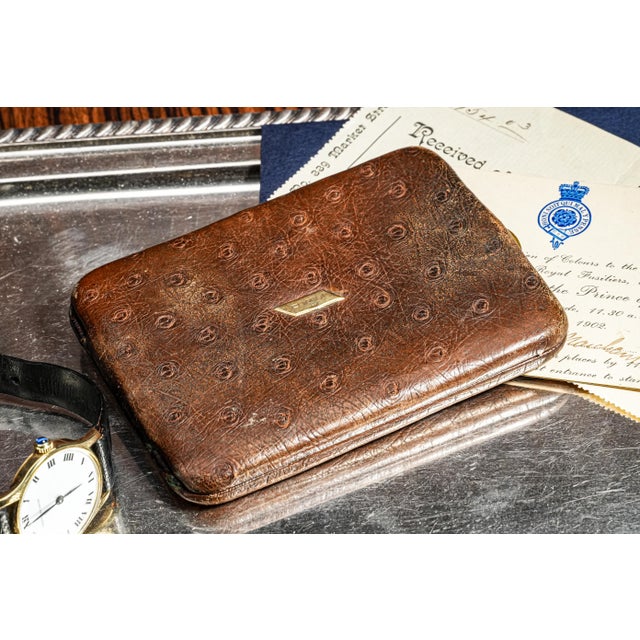 Step back into the sophisticated elegance of the Art Deco era with this stunning, high-quality gentleman’s wallet, dating...