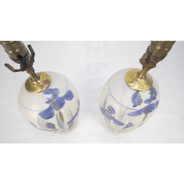 Design Technics Pair of Ceramic White & Flow Blue Artist Signed Vase Shape Table Lamps MINT For Sale - Image 4 of 9