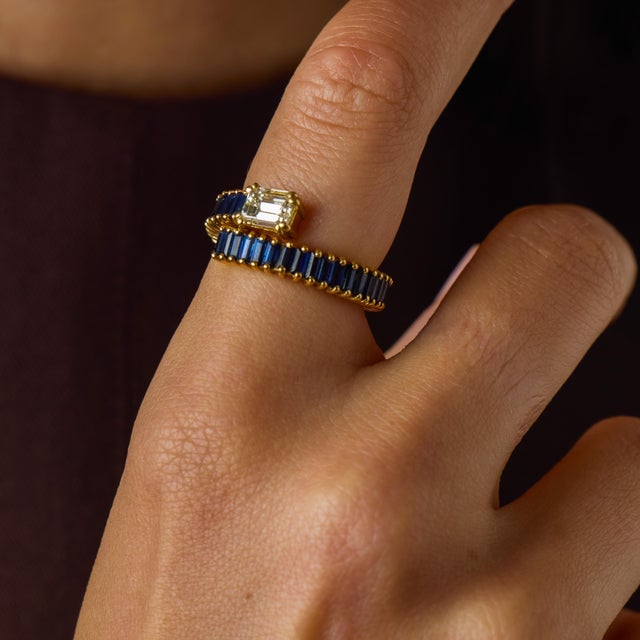 Early 21st Century Contemporary Diamond Sapphire 18k Yellow Gold Bypass Ring, Size 6.75 For Sale - Image 5 of 6