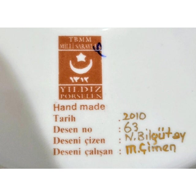 Handmade Turkish Yıldız Porcelain Plate in Shadowbox Frame – Floral Motif, TBMM Milli Saraylar Edition (2010) For Sale - Image 10 of 10