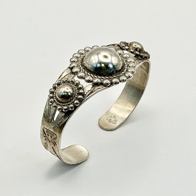 Metal 1950s Vintage Southwestern American Navajo Bell Trading Co. Sterling Cuff Bracelet. For Sale - Image 7 of 13