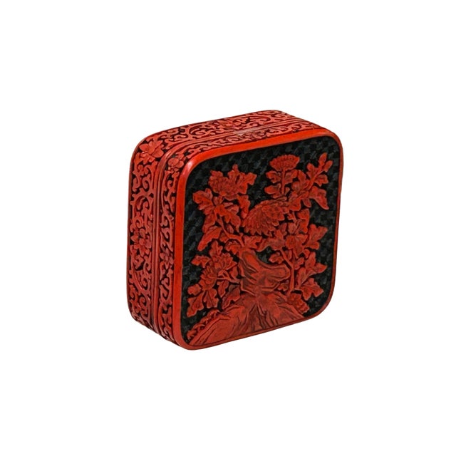 1980s Handcrafted Vintage Chinese Red Lacquer Square Floral Accent Box For Sale - Image 5 of 9