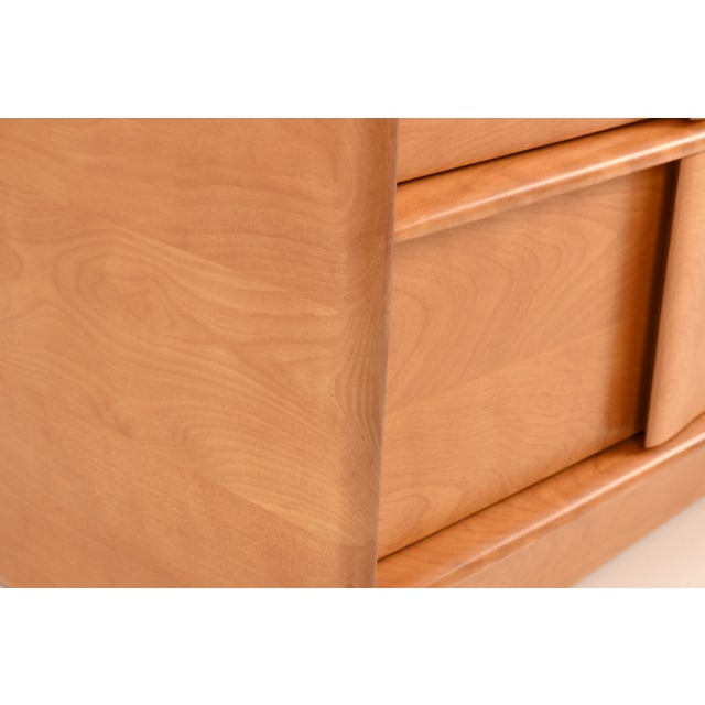 Heywood-Wakefield Mid-Century Modern Sculptura Birch 9 Drawer Long Dresser | Newly Refinished For Sale - Image 15 of 17