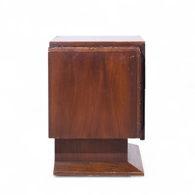 United Furniture Corporation United Mid Century Walnut Tiki Brutalist Nightstands - Pair For Sale - Image 4 of 10