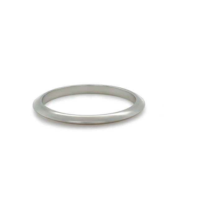 This classic Tiffany & Co. knife edge wedding band is crafted in platinum (PT950), showcasing the brand’s signature...