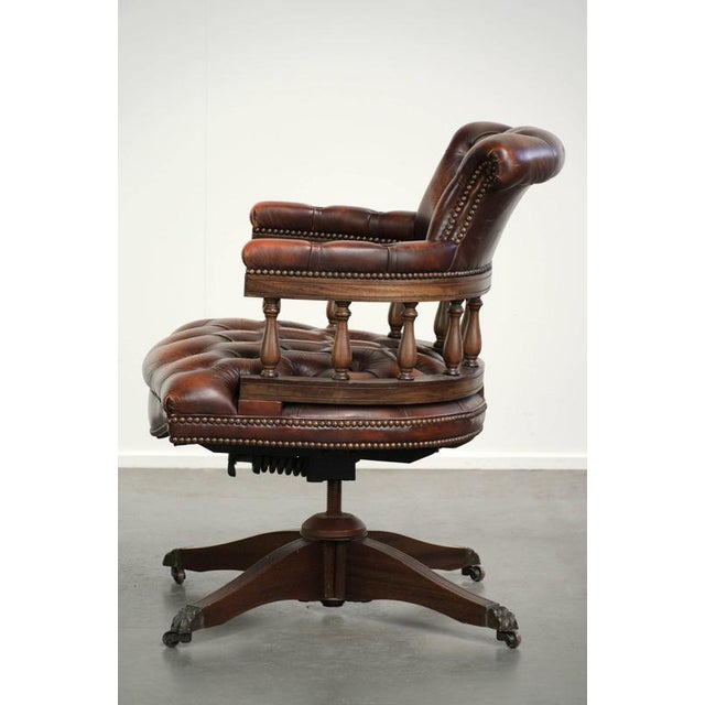 1990s English Cowhide Chesterfield Swivel and Tilt Button Office Chair For Sale - Image 5 of 16