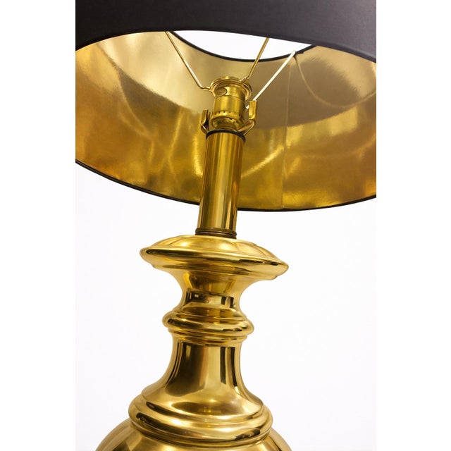 1960s Hollywood Regency Polished Brass Urn Table Lamp With Original Black Shade and Gold Interior For Sale In Los Angeles - Image 6 of 7