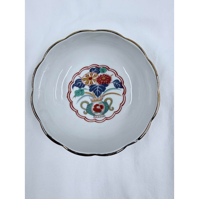 Imari Porcelain Japanese Arita Imari Scalloped Porcelain Bowl For Sale - Image 4 of 11