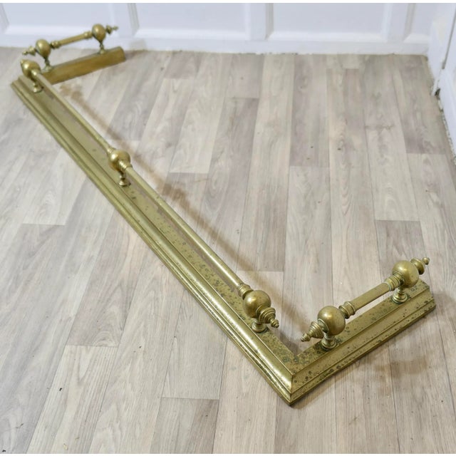 Beautiful Large Victorian Brass Fender This is a very plain but attractive Brass Fender it has a simple shaped brass base...