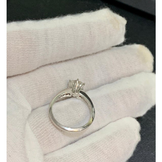 GIA Certified 1.01 Carat VS2, E Round Solitaire Diamond Engagement Platinum Ring For Sale In New York - Image 6 of 18