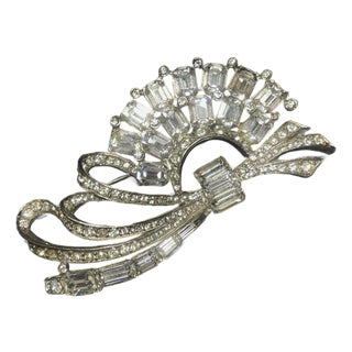 MCM Jewelry Attributed Style to Eisenberg Ice Rhodium-Plated Emerald-Cut Crystal Ribbon Fan Brooch For Sale