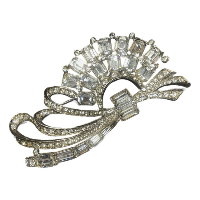 MCM Jewelry Attributed Style to Eisenberg Ice Rhodium-Plated Emerald-Cut Crystal Ribbon Fan Brooch For Sale