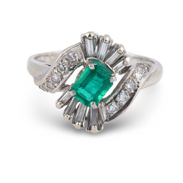 Contemporary 1960s Mid Century Emerald Diamond 14k White Gold Ring, Size 9. 25 For Sale - Image 3 of 6