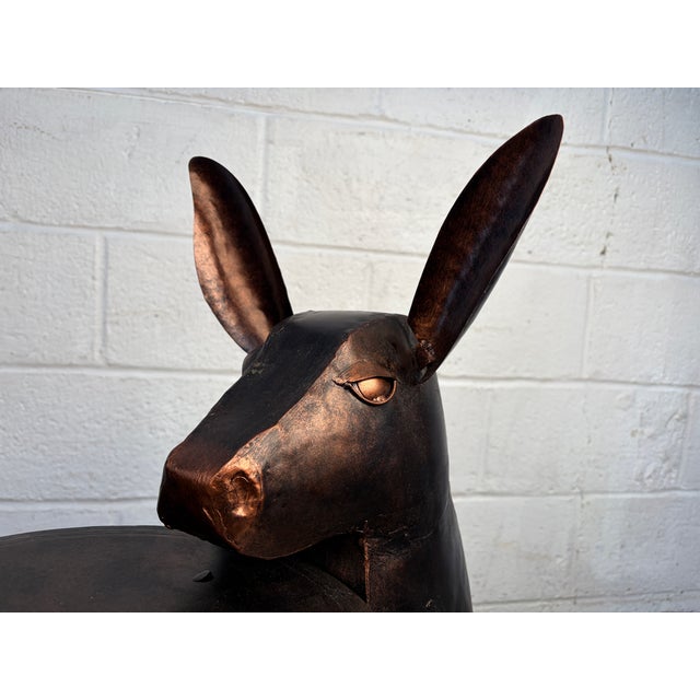 Make a bold statement with this eye-catching copper kangaroo side table. Expertly crafted with a sculptural kangaroo form...