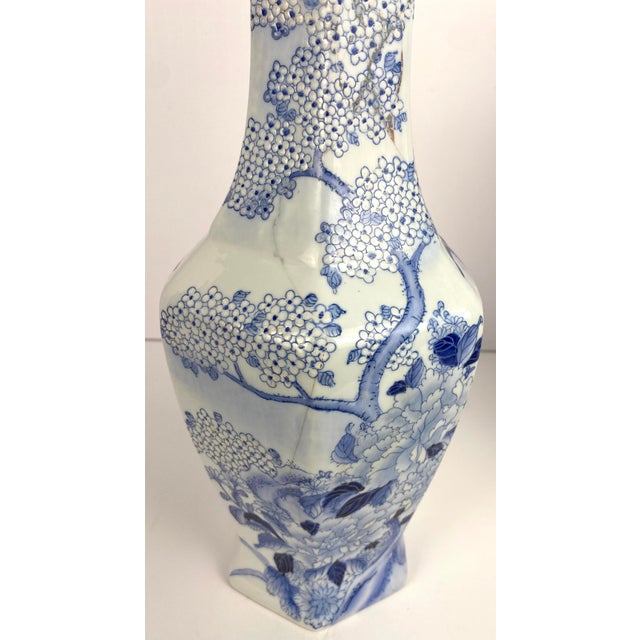 Pair of Fine Chinese Blue and White Porcelain Vases, Jingdezhen Attributed For Sale In Miami - Image 6 of 10