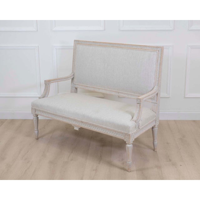 Gustavian Style Settee in Linen, circa 1900 For Sale - Image 4 of 5