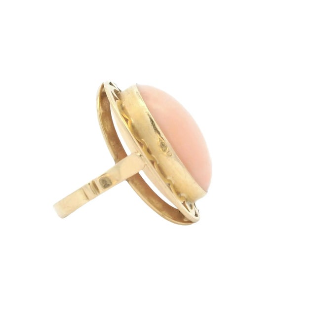 Vintage Italian 14K Gold Angel Skin Coral Cabochon Ring, Size 5.75 For Sale - Image 4 of 9