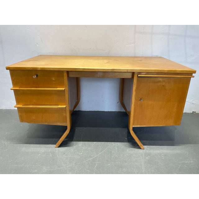 Beautiful designer desk by the Dutch designer Cees Braakman for Pastoe, model EB04, from the 1950s. The desk shows some...