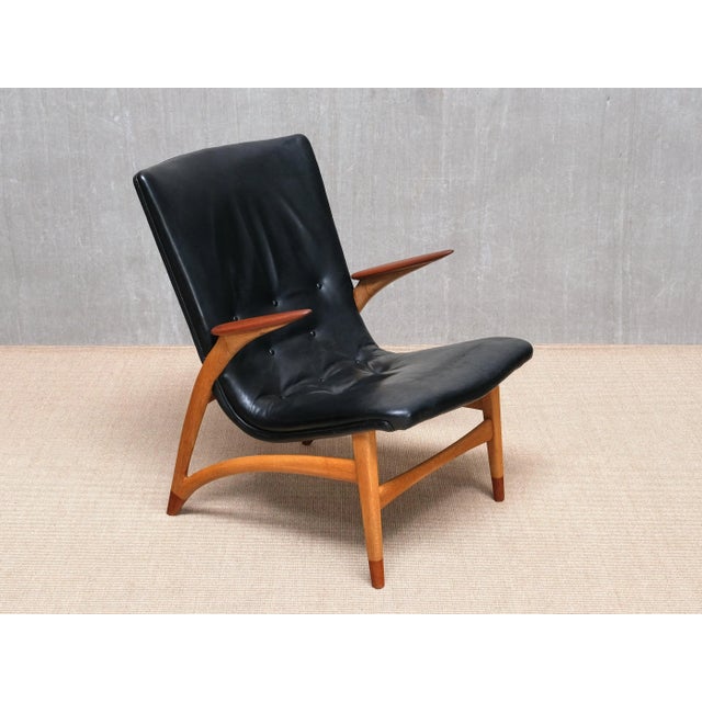 Lounge Chair in Black Leather, Oak & Teak by Arne Hovmand Olsen for J.L. Møllers, Denmark, 1952 For Sale - Image 11 of 15
