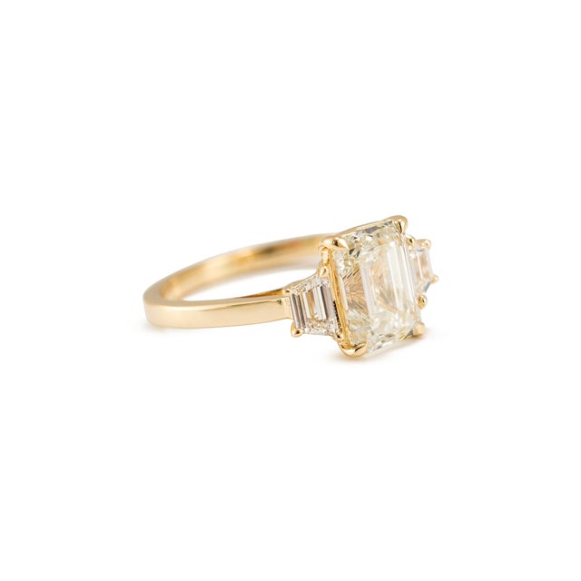 14k Yellow Gold Igi 3.03ctw Emerald Trapezoid Lab Grown Diamond Engagement Ring, Size 8 For Sale - Image 4 of 9