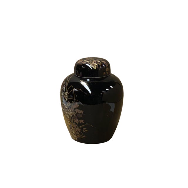 This elegant Japanese ginger jar, designed by Shibata Chinaware, showcases a striking contrast between its deep, high-...