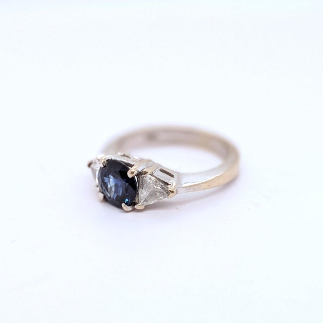 Blue Late 20th Century 18k White Gold Ring With Gia Round Blue Sapphire & Trillion Diamonds - Size 5.5 For Sale - Image 8 of 9