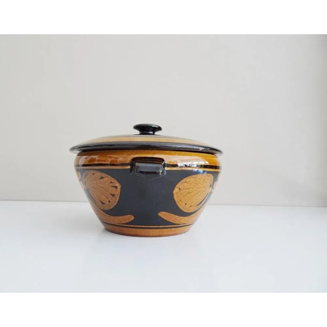 This soup terrine by Burkart Ceramic is a Swiss ceramic handicraft from the 1970s. The soup bowl with lid is equipped with...