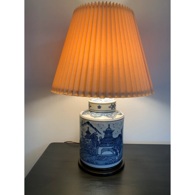 A stunning ginger jar shaped, blue and white, chinoiserie table lamp with a double light fixture. This large lamp displays...