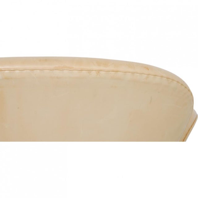 Vintage Swan Chair in Patinated Natural Leather by Arne Jacobsen, 2000s For Sale - Image 15 of 18