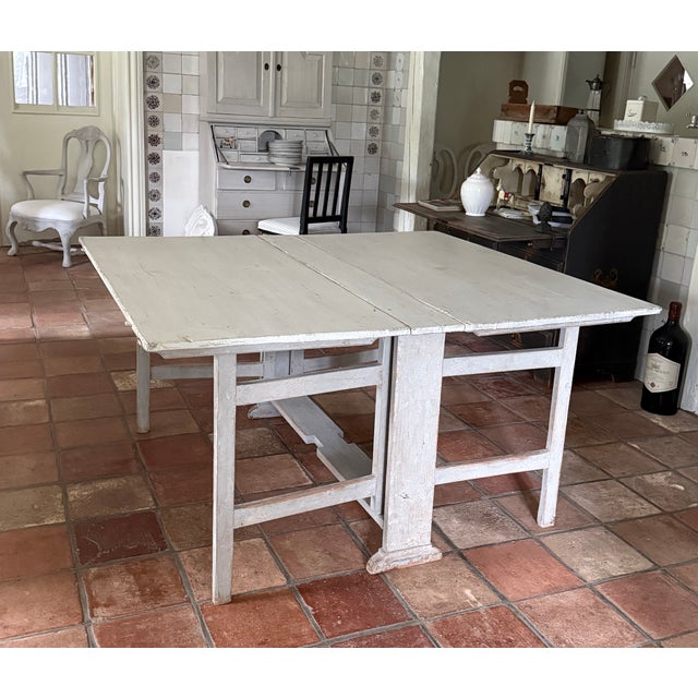 We have two of these tables available, allowing us to set up a very large table.