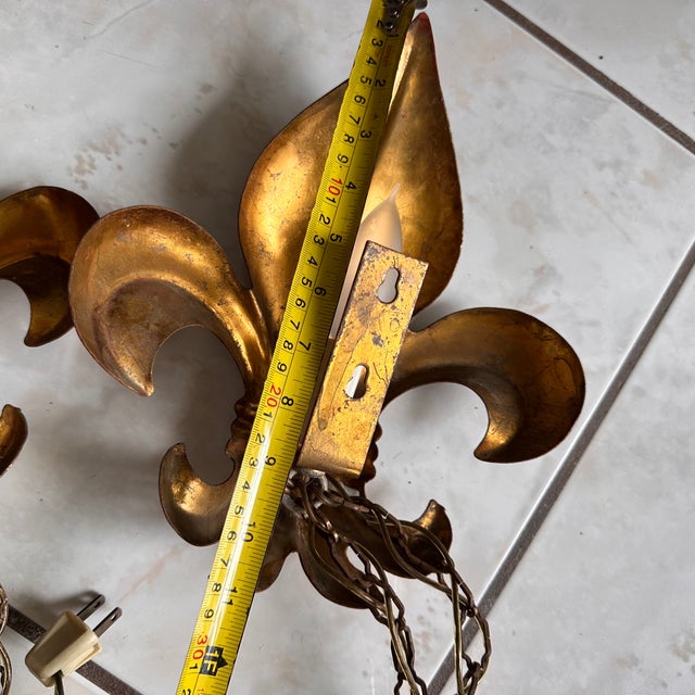 Gold Vintage Gilt Metal Fleur De Lys Sconces Light Fixture – Hollywood Regency Salvador Italy For Sale - Image 8 of 14
