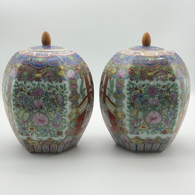 Chinoiserie Chinese Famille Rose Medallion Lidded Melon Jar Rare Matching Pair 12" Tall For Sale - Image 3 of 16