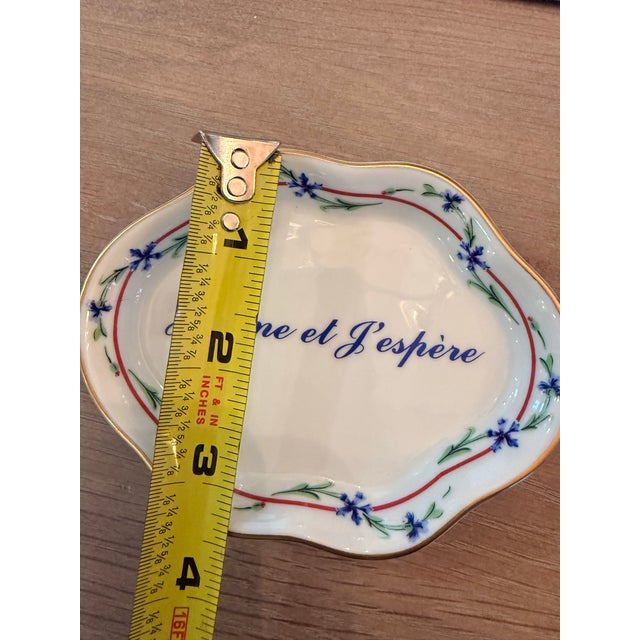 French Mottahedeh Porcelain Trinket Dish French J’aime Et J’ Espere For Sale - Image 3 of 5