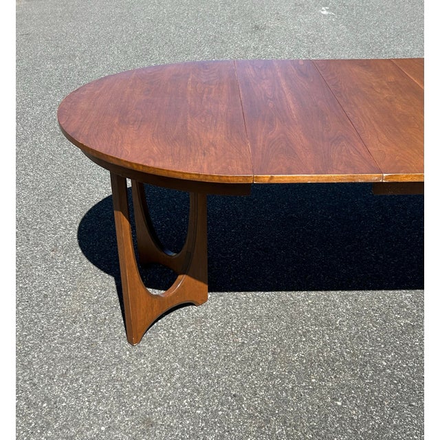 Broyhill Brasilia Mid-Century Modern Broyhill Brasilia 6140-45 Round Pedestal Base Walnut Dining Table With 3 Leaves For Sale - Image 4 of 7