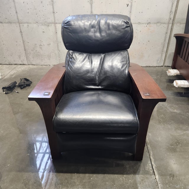 Stickley Mission Style Bow Arm Manual Reclining Chair Recliner, this chair has no scratches or scuffs This piece of...