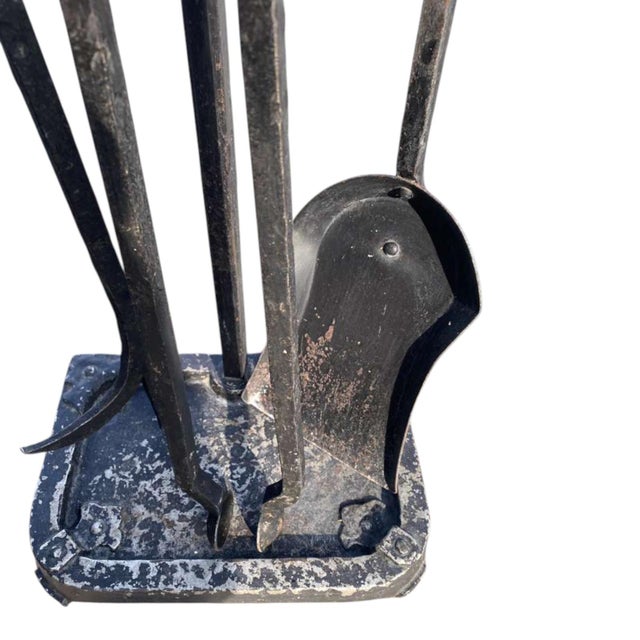19th Century Antique 1900s Arts & Crafts Wrought Iron Fireplace Tool Set Poker Shovel Tongs Stand For Sale - Image 5 of 18