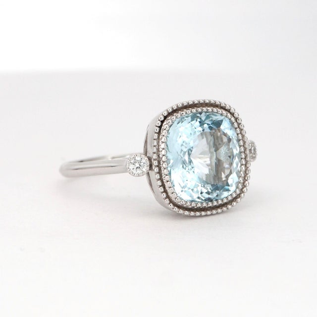 An exquisite ring from the 2020 period. This stunning piece features a 14k yellow gold band, showcasing a captivating...