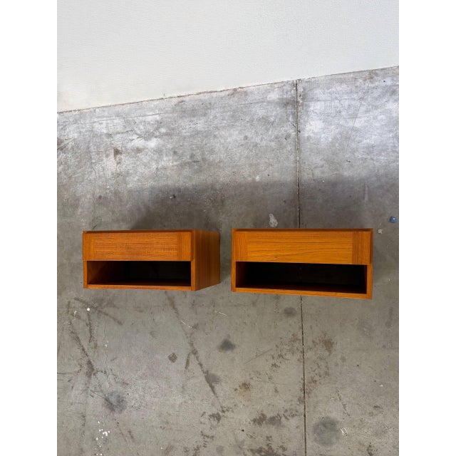 Mid 20th Century Danish Modern Teak Floating Nightstands – Mid Century Modern Wall-Mounted Pair For Sale - Image 4 of 10