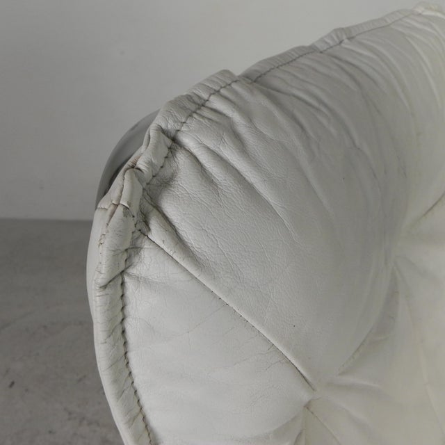 This is a real relax armchair. Not only does it swivel, but thanks to an ingenious spring system you can also slide back...