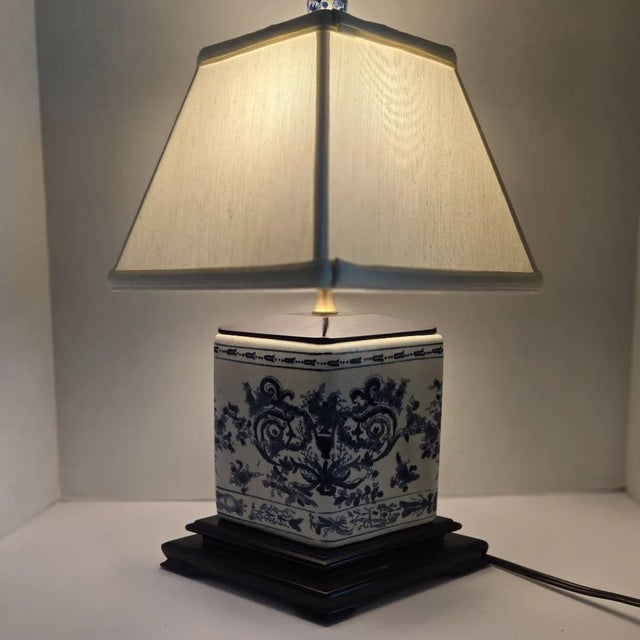 Chinoiserie 1980s Blue & White Diamond Shaped Chinoiserie Lamp For Sale - Image 3 of 8