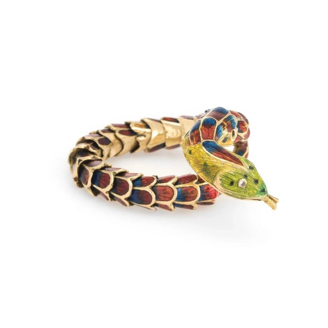 Distinct & stylish vintage snake ring (circa 1960s to 1970s), crafted in 18 karat yellow gold. The snake features lifelike...