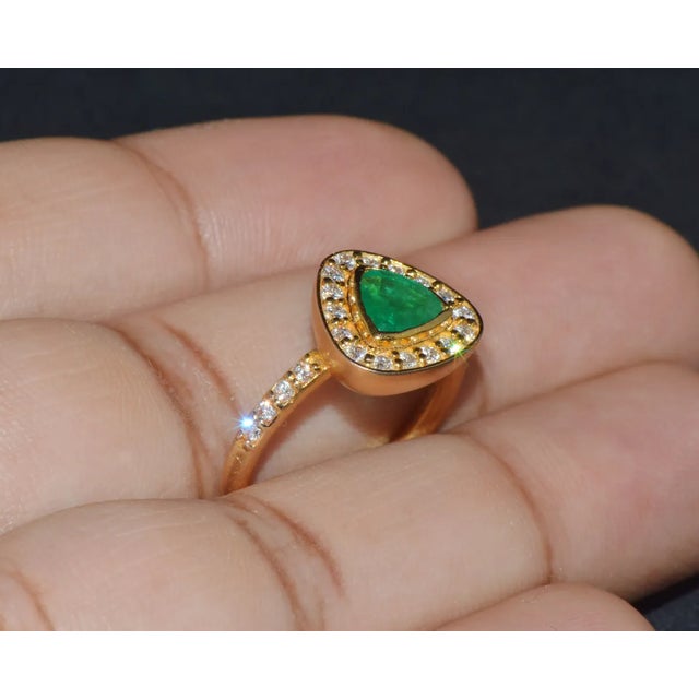 Emerald Certified Natural 1.25CTS VS F Diamond Colombian Emerald 18K Solid Gold Halo Ring, size 6.25 For Sale - Image 8 of 10