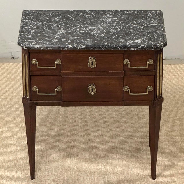 19th Century French Louis XVI Directoire Mahogany Marble Top Commode With Brass Accents For Sale - Image 17 of 18
