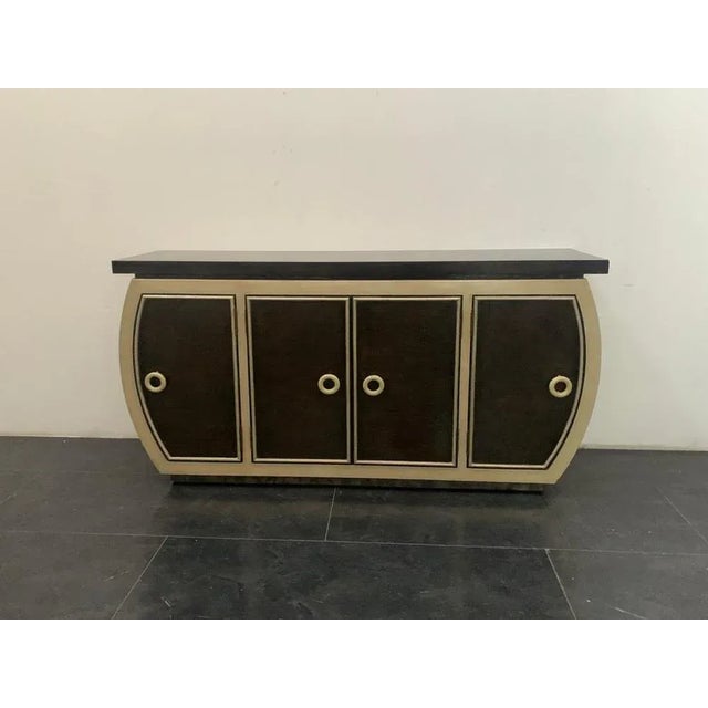 Art dèco style sideboard made in 1990 the rounded sides the generously thick top, the body is sponge lacquered on metal...