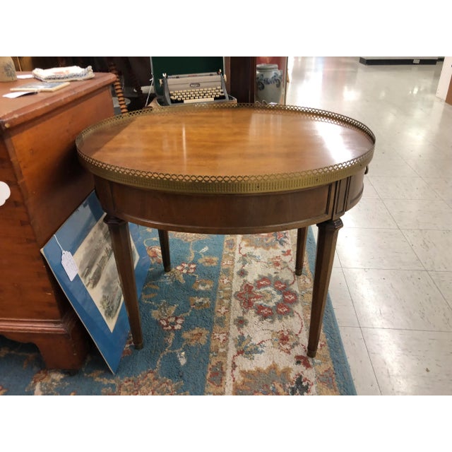 This vintage Henredon French-style lamp table is a charming addition to any room. Made of high-quality wood, it exudes...