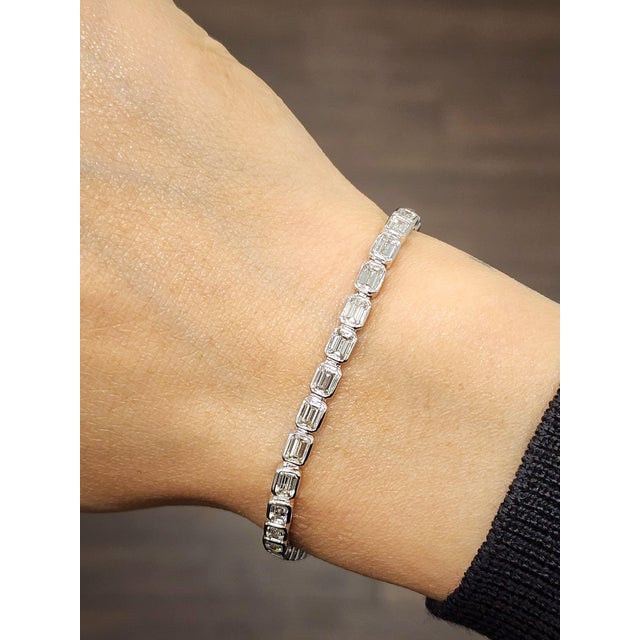 Modern 6.54 Ct Emerald Cut East-West Bezel Set Tennis Bracelet For Sale - Image 3 of 8
