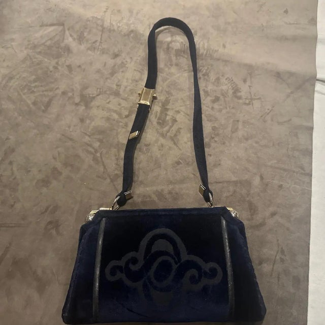 Metal An Amazing 1980s Blue Velvet and Brass Italian Shoulder Bag For Sale - Image 7 of 13