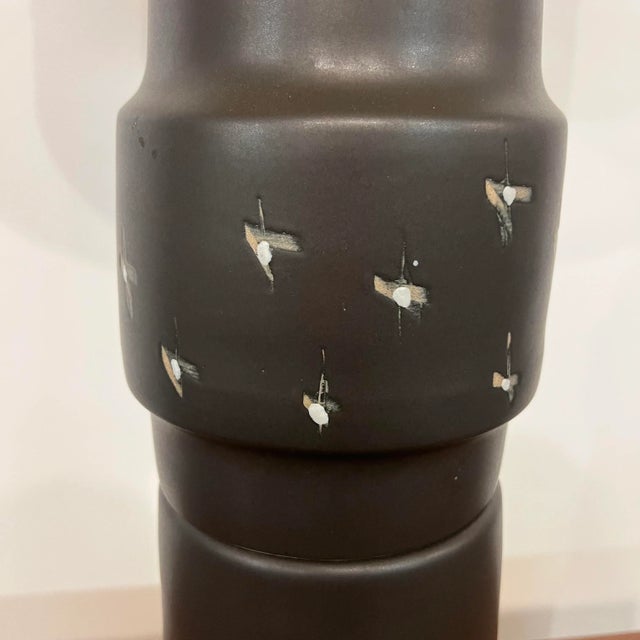 Mid-Century Modern Large Martz Ceramic and Walnut Table Lamp Original Shade and Finial For Sale - Image 3 of 13