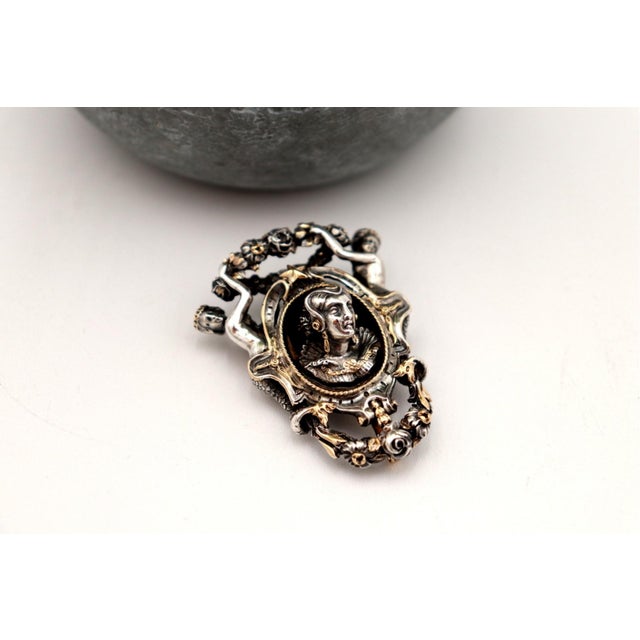 Gold and Silver Brooch with Reliefs and Applications For Sale - Image 4 of 7